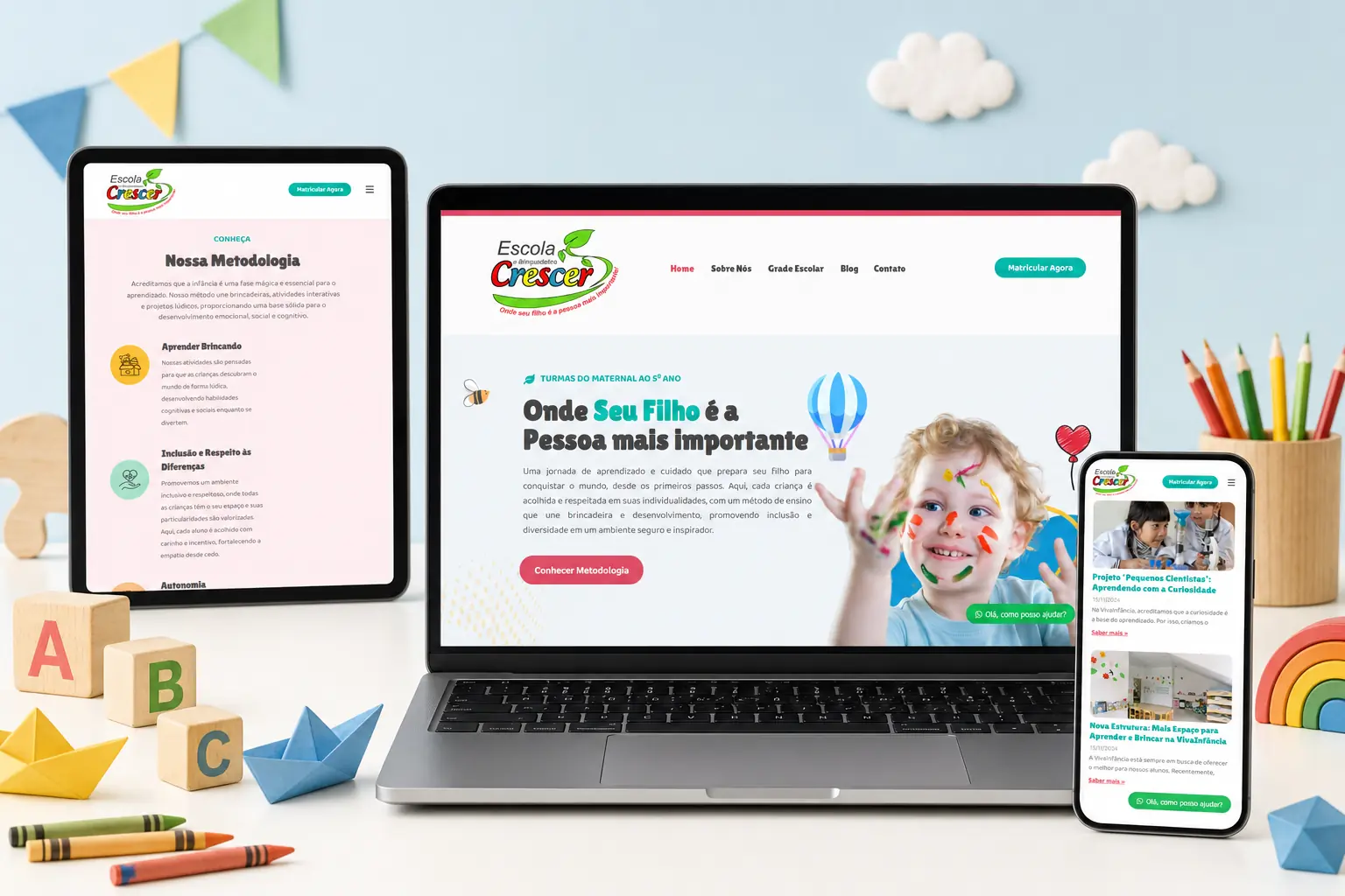 Site da Escola Crescer apresentado em diferentes telas com educação infantil, metodologia e notícias